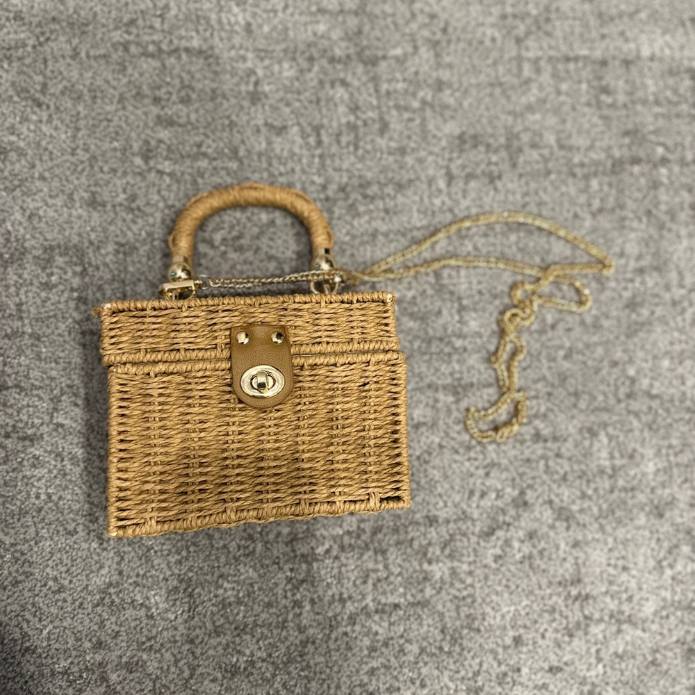 Straw square purse with go,d chain
